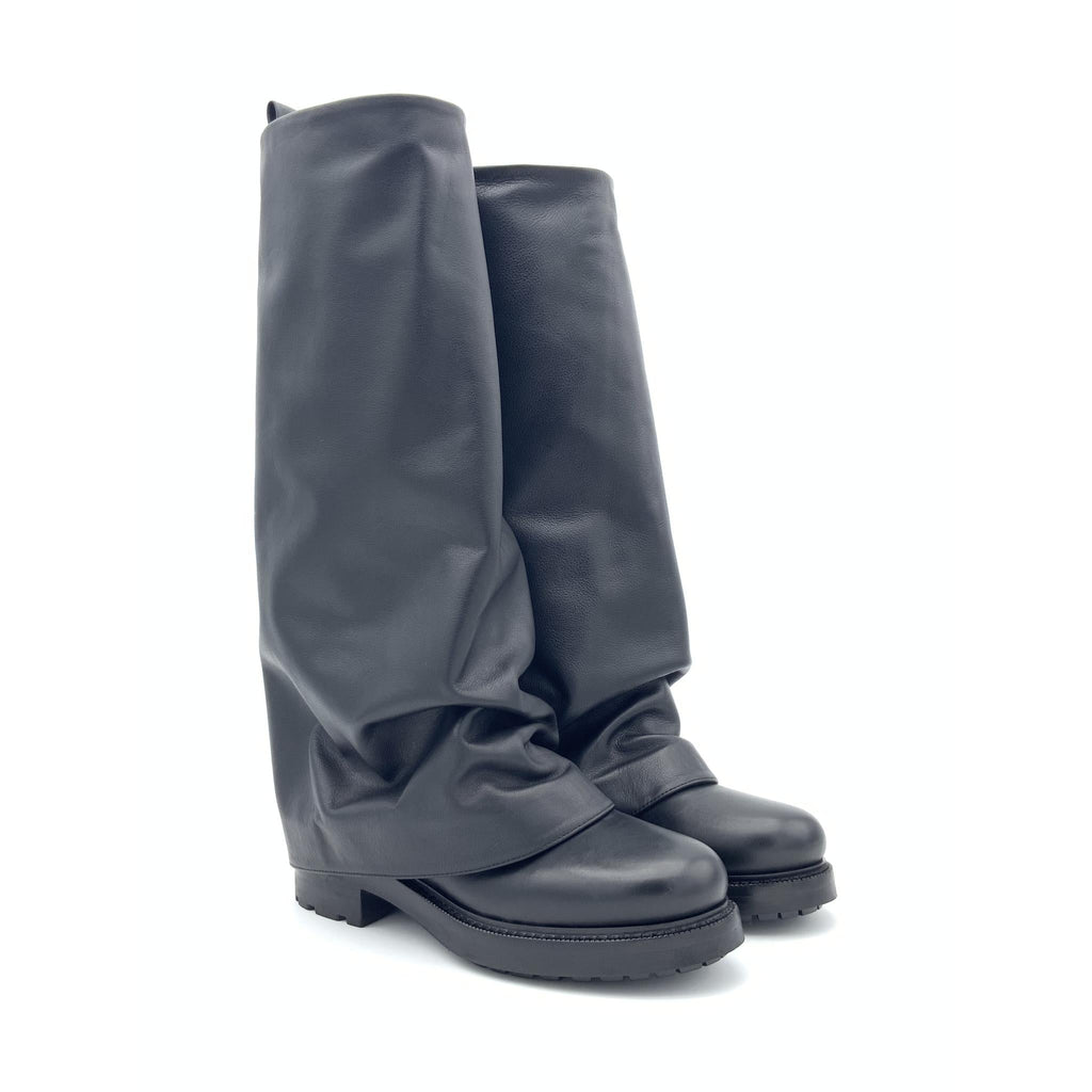 Stivale Alto in Pelle Nera Morbida con Suola Carrarmato – Pointure